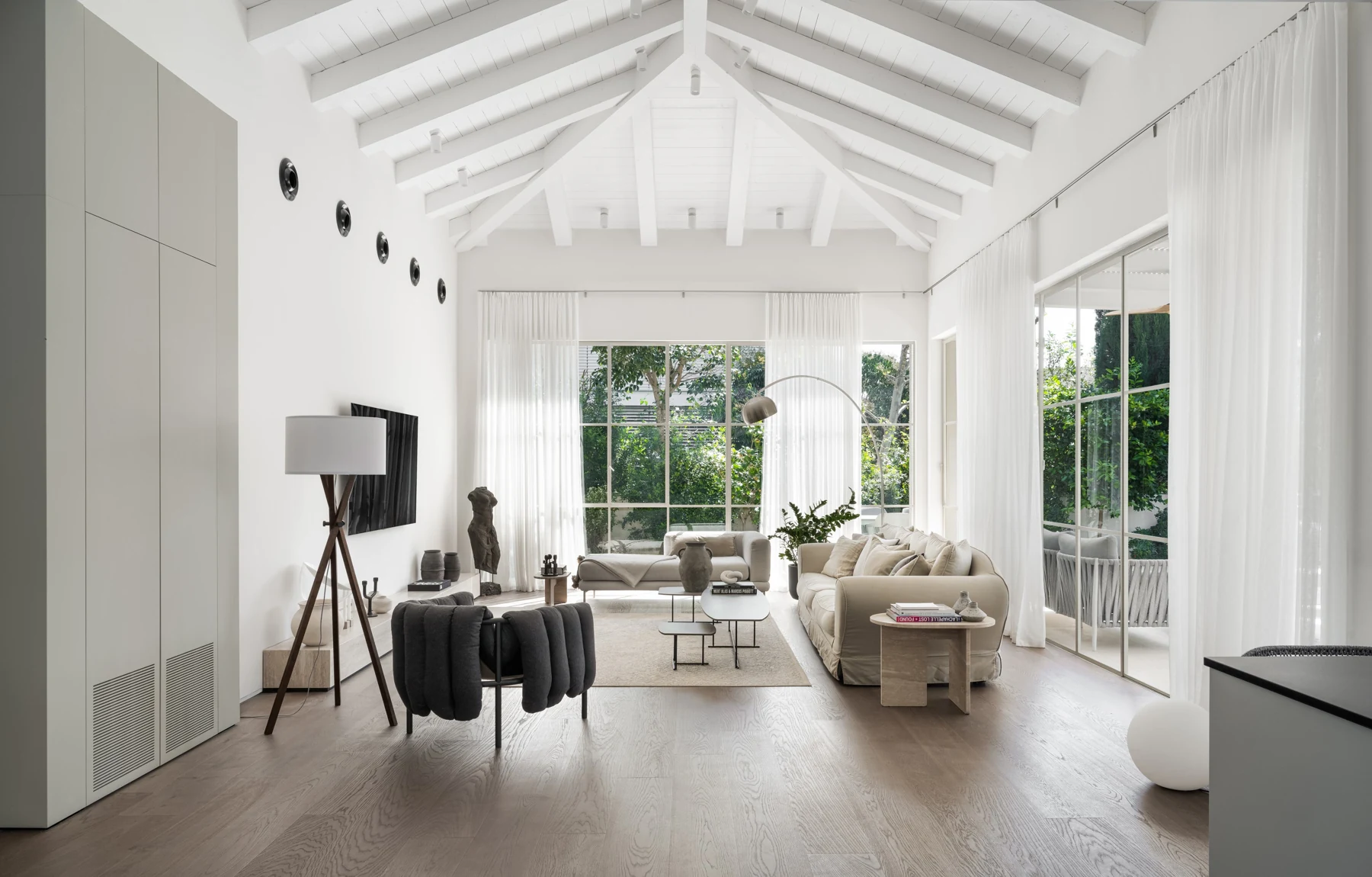 Window arrangement in a living room